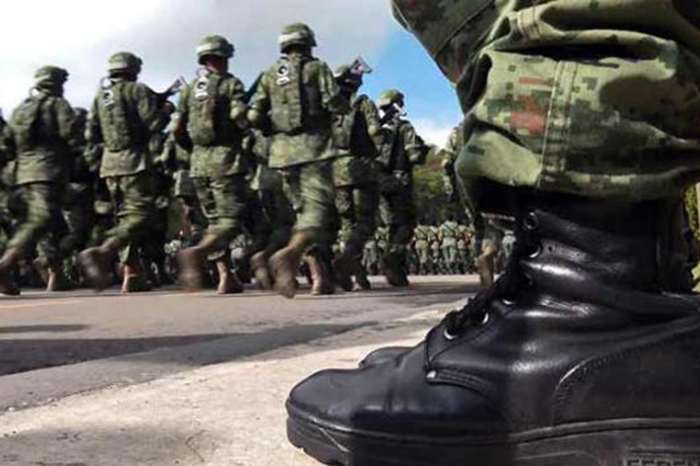 Militares arriban a refinerías en Salamanca para combatir robo de hidrocarburo.