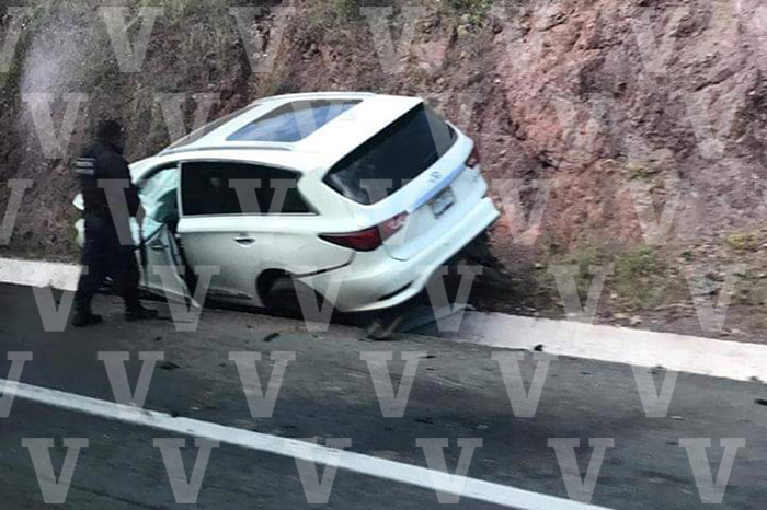 Camioneta Infinity QX60 después de sufrir choque contra trailer